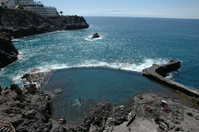 Tenerife-Suzeistas-naruraliame-baseine-banga-uzlietas-poilsiautojas